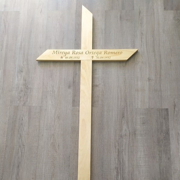 Cruz de pino grabada 130x60 cm